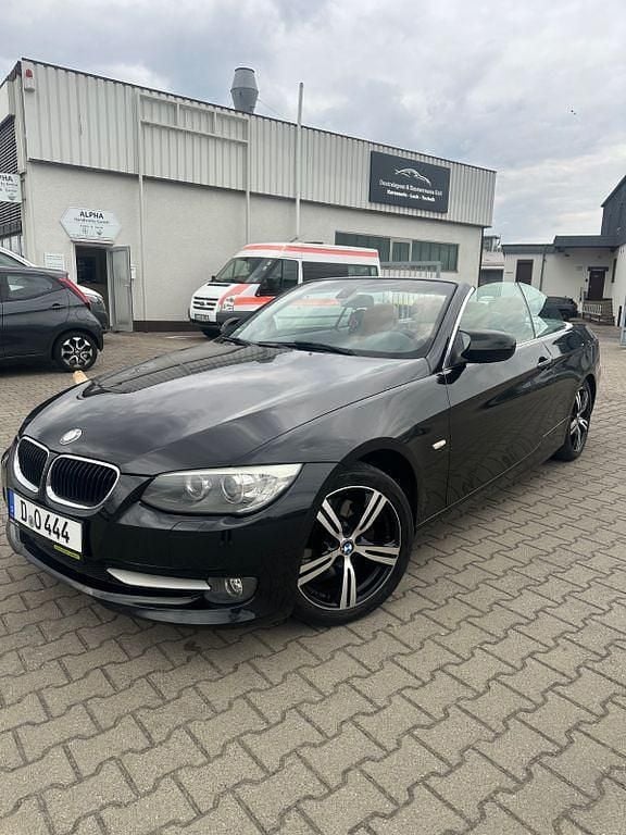 Schwarz Gebraucht 2011 BMW 320 Cabriolet Performance Cabrio | 8.600 € (Superpreis) - Bild 1/4