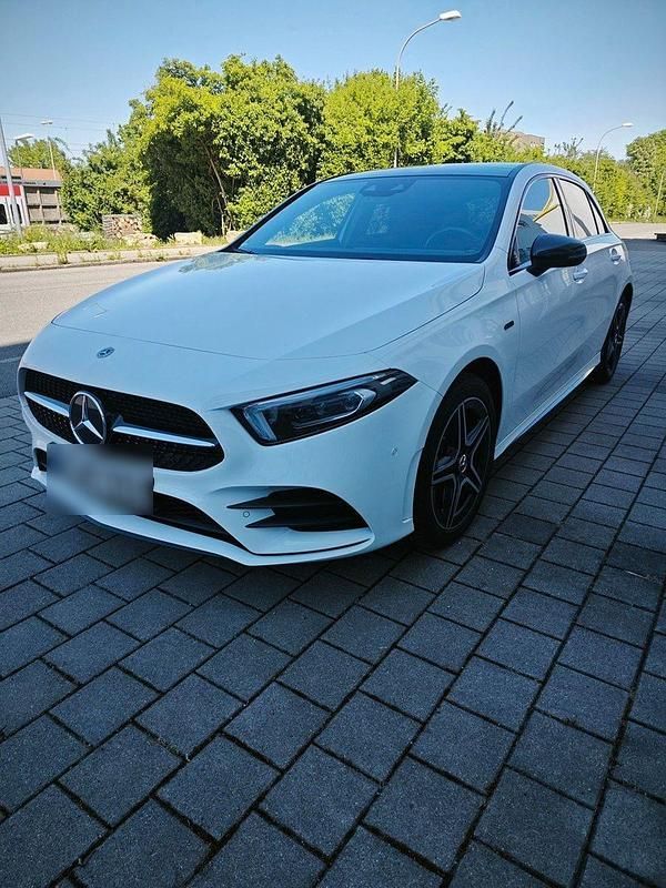 Weiß Gebraucht 2020 Mercedes A250 AMG line Limousine | 25.000 € (Fairer Preis) - Bild 1/4