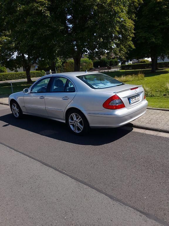 Silber Gebraucht 2006 Mercedes E500 Avantgarde Limousine | 11.000 € (Fairer Preis) - Bild 1/2