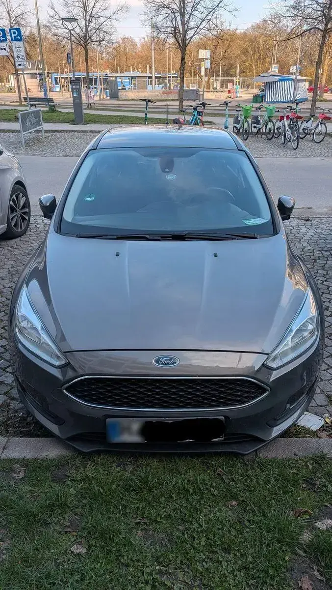 Usado Ford Focus Trend 125 CV (91 kW) 2016 Gris Berlina