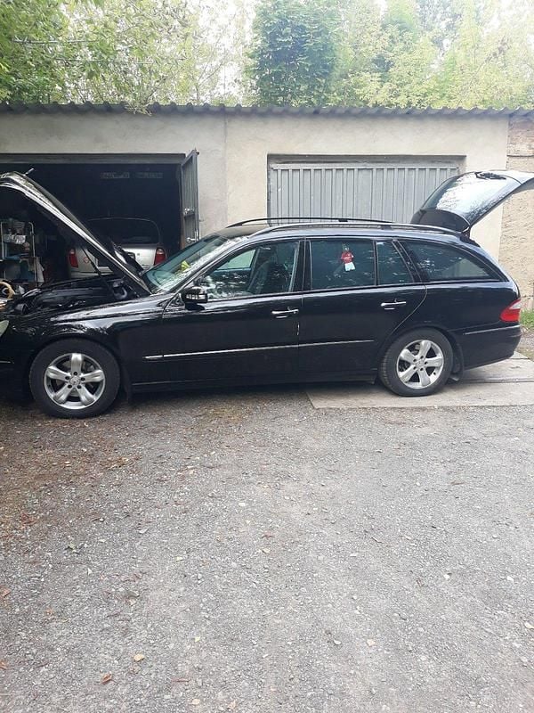 Schwarz Gebraucht 2004 Mercedes 220 Kombi | 3.900 € - Bild 1/4