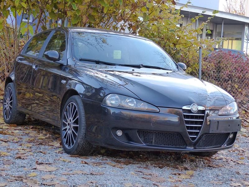 Grau Gebraucht 2006 Alfa Romeo 147 Kleinwagen | 350 € (Guter Preis) - Bild 1/4