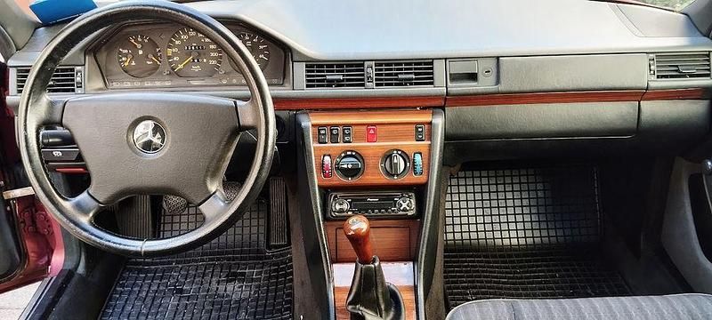 Rot Gebraucht 1989 Mercedes 300 Limousine | 7.999 € - Bild 1/4