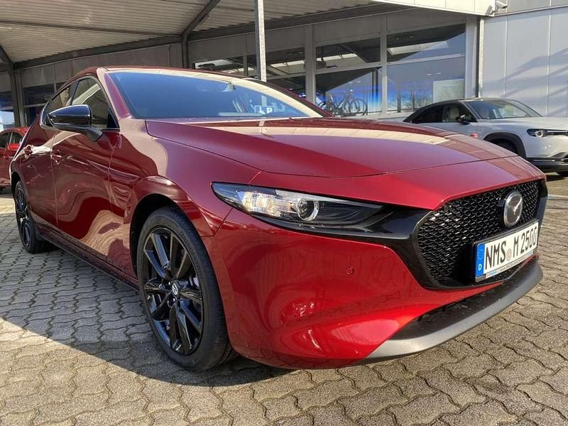 Rot metallic Neu 2024 Mazda 3 Homura-Line Limousine | 26.980 € (Fairer Preis) - Bild 1/4