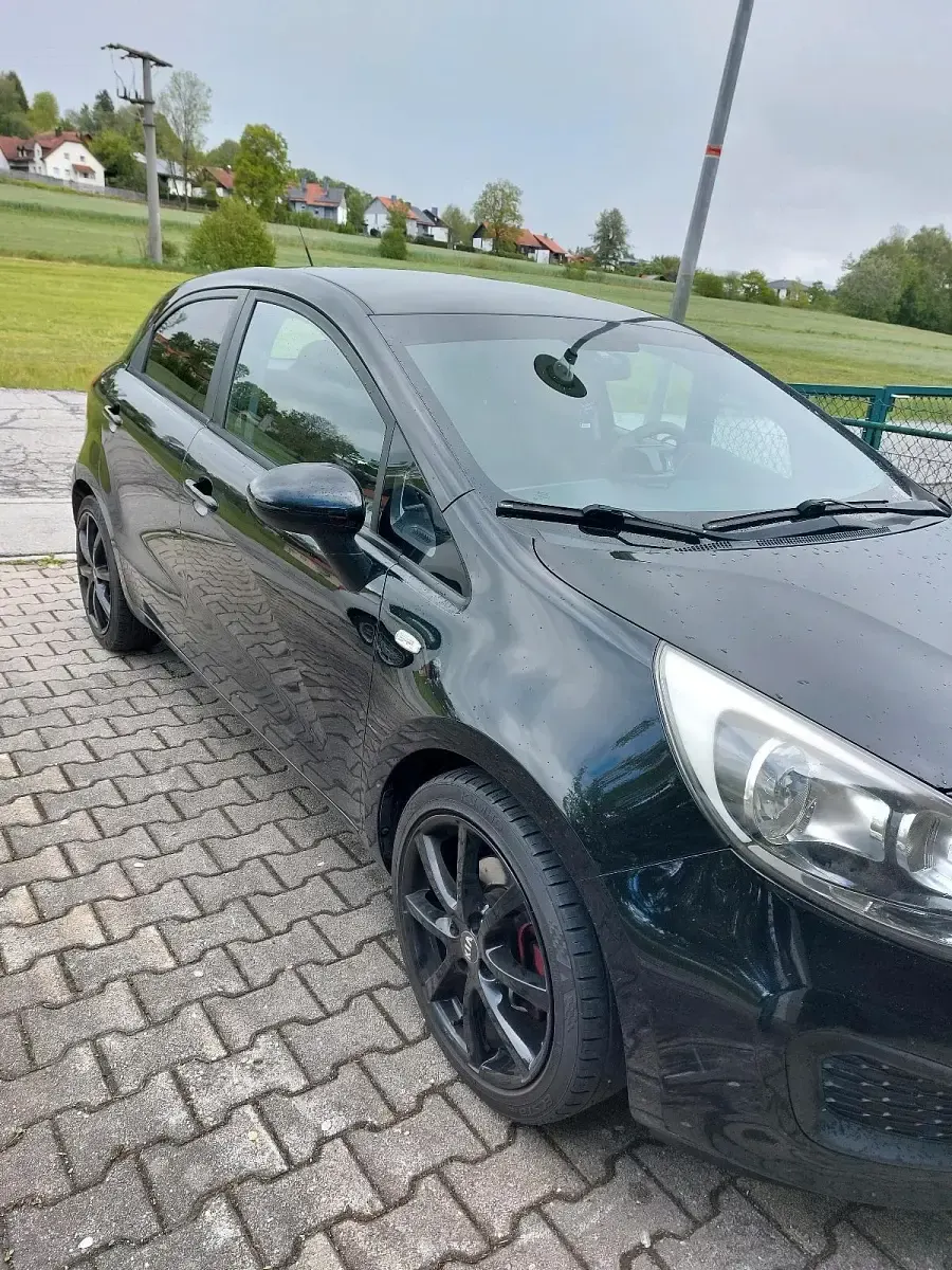 Gebraucht Kia Rio Edition 7 86 PS (63 kW) 2014 Schwarz Kleinwagen