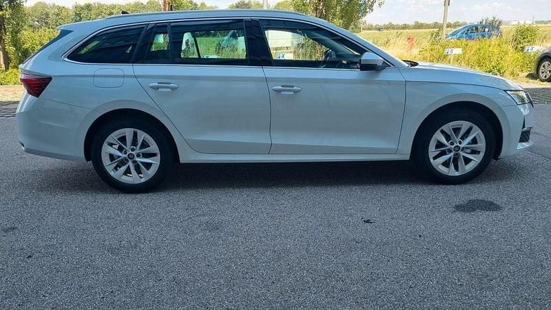 Neu Skoda Octavia 150 PS (110 kW) 2025 Moonweiß perleffekt Kombi