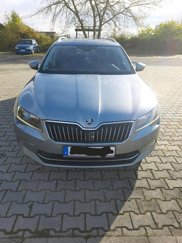 Grau Gebraucht 2017 Skoda Superb LAURIN & KLEMENT Kombi | 13.000 € (Guter Preis) - Bild 1/4