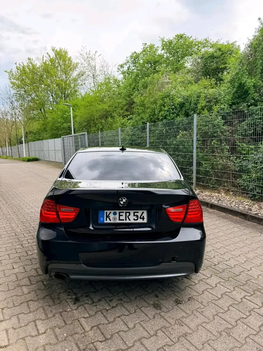 Używany BMW 320 177 KM (130 kW) 2009 Czarny Sedan/Limuzyna
