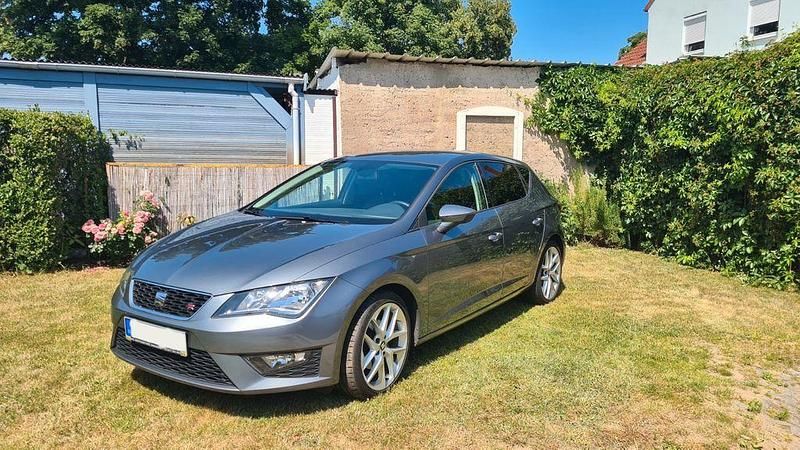 Grau Gebraucht 2015 Seat Leon FR Limousine | 8.500 € (Superpreis) - Bild 1/4