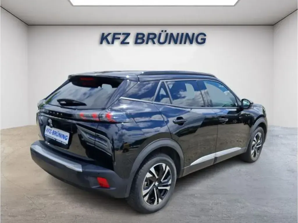 Gebraucht Peugeot e-2008 100 kW (136 PS) 2023 Perla nera schwarz metalli (metallic) SUV