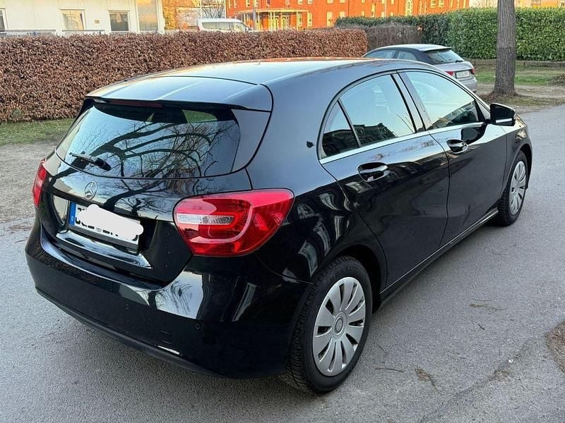 Gebraucht Mercedes A180 122 PS (89 kW) 2014 Schwarz Limousine