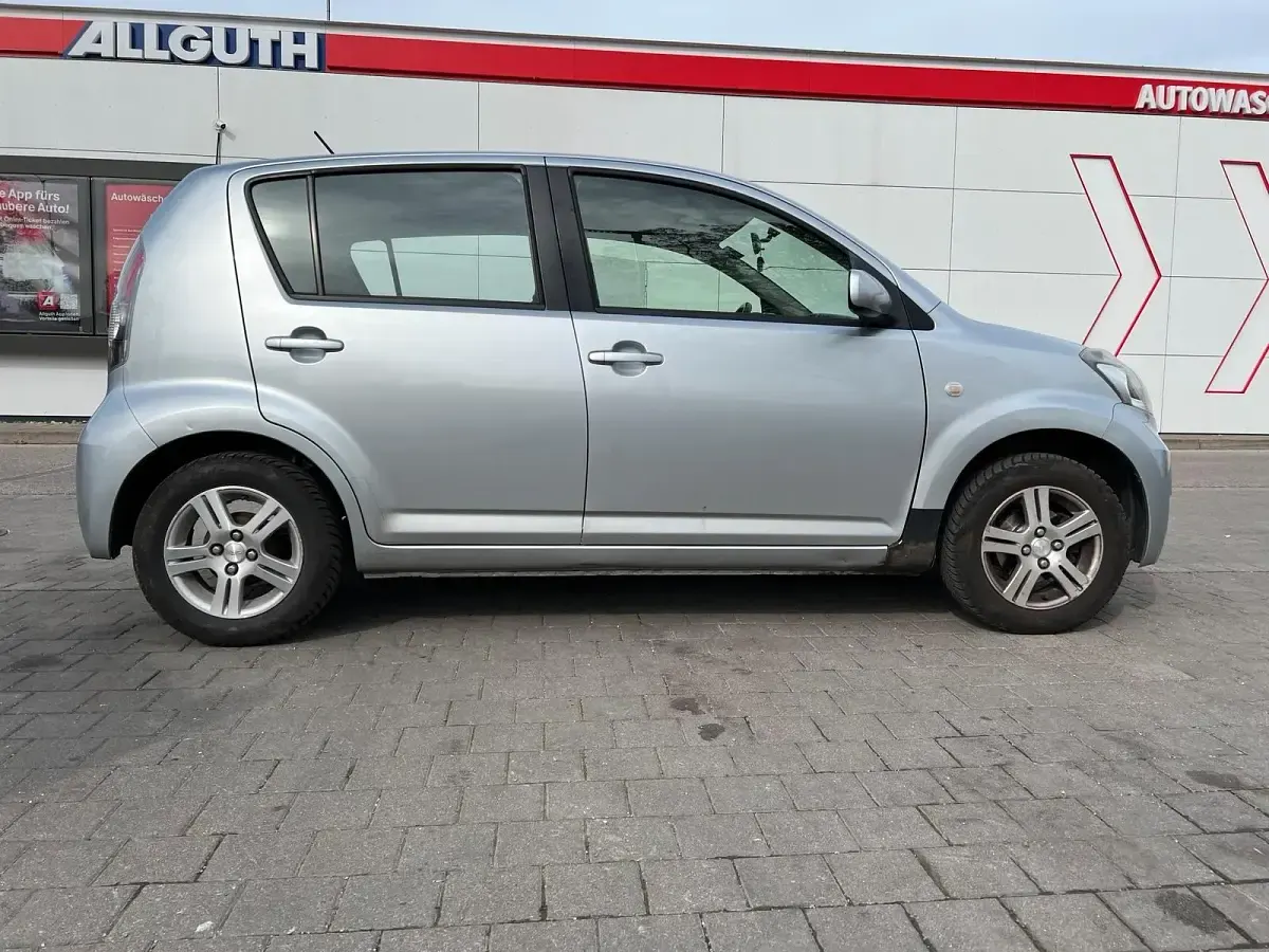 Gebraucht Daihatsu Sirion 91 PS (66 kW) 2008 Silber Kleinwagen