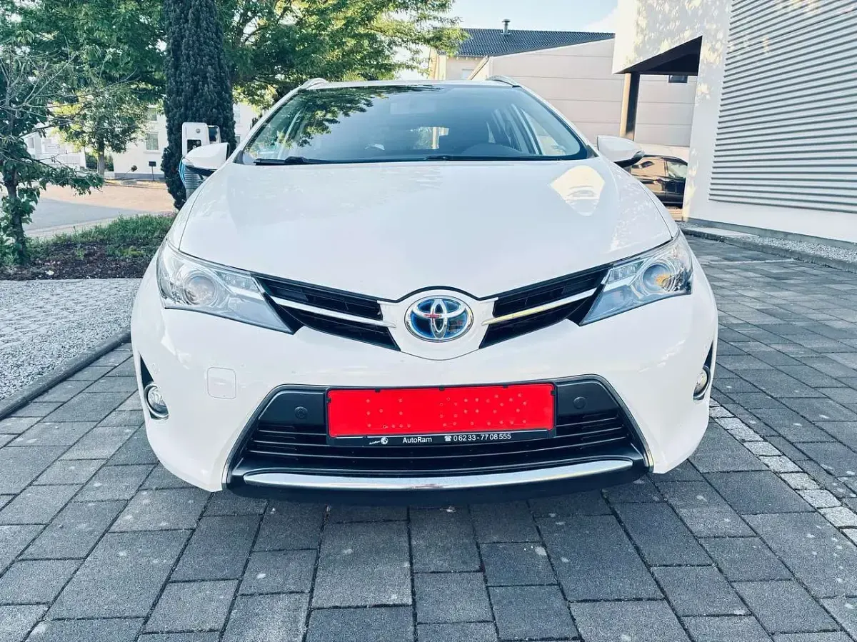 Gebraucht Toyota Auris Hybrid Edition 99 PS (72 kW) 2015 Super white 2 Kombi