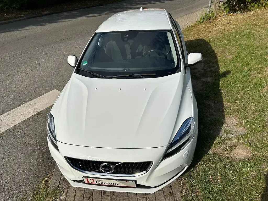 Gebraucht Volvo V40 Momentum 122 PS (89 kW) 2017 Weiß Limousine