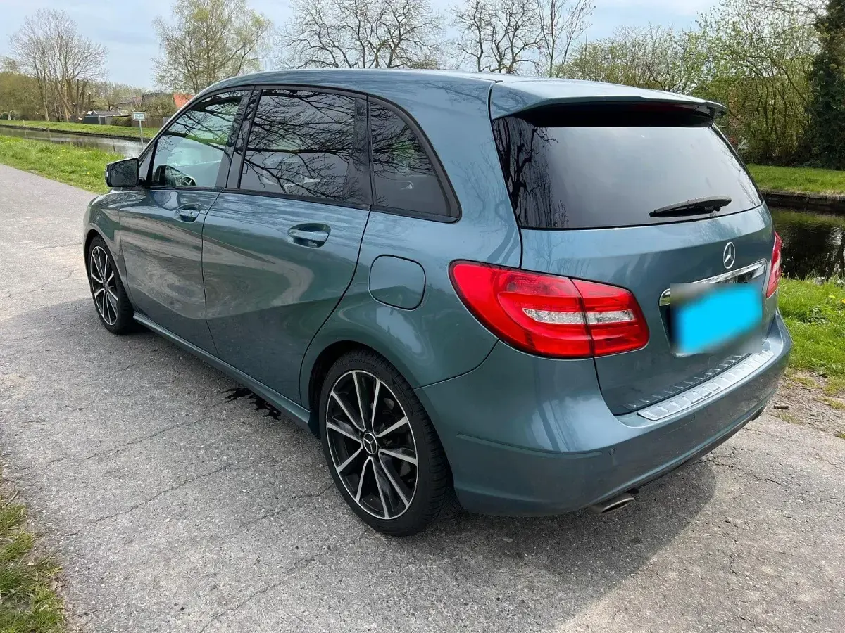 Gebraucht Mercedes B180 Sport 109 PS (80 kW) 2012 Blau Van / Kleinbus