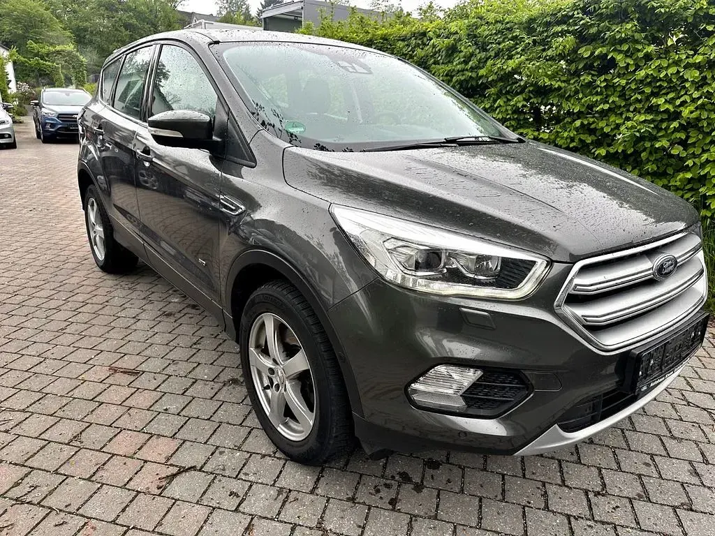 Usado Ford Kuga Titanium 182 HP (133 kW) 2017 SUV