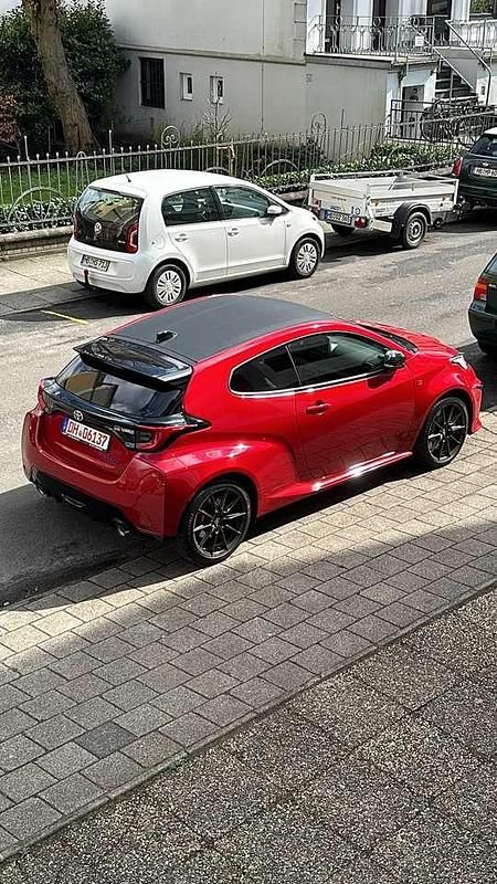 Rot Gebraucht 2024 Toyota Yaris Kleinwagen | 37.800 € (Guter Preis) - Bild 1/1