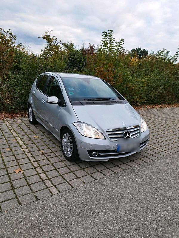 Silber Gebraucht 2011 Mercedes A200 Elegance Limousine | 3.500 € (Fairer Preis) - Bild 1/4