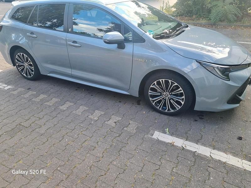Grau Gebraucht 2021 Toyota Corolla Hybrid Kombi | 23.000 € - Bild 1/4