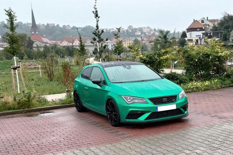 Rot Gebraucht 2017 Seat Leon SC FR Kleinwagen | 16.200 € - Bild 1/4