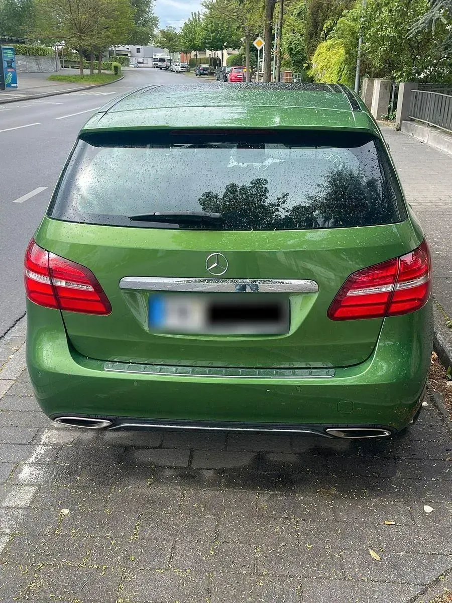 Gebraucht Mercedes B200 156 PS (114 kW) 2017 Grün Van / Kleinbus