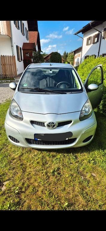 Gebraucht Toyota Aygo 68 PS (50 kW) 2009 Silber Kleinwagen