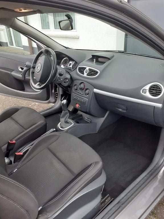Gebraucht Renault Clio III 101 PS (74 kW) 2009 Grau Limousine