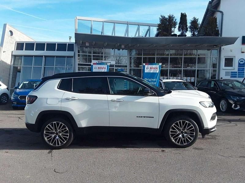 Gebraucht Jeep Compass Limited 131 PS (96 kW) 2023 Alpine white (vr296) (metallic) SUV
