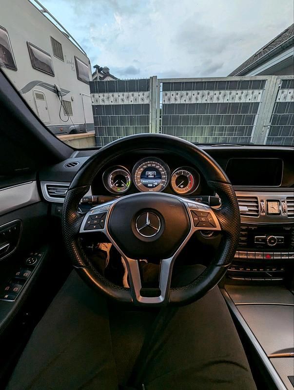 Gebraucht Mercedes E300 211 PS (155 kW) 2014 Schwarz Limousine