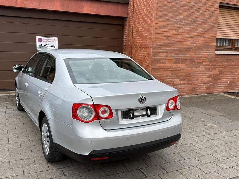 Gebraucht VW Jetta 105 PS (77 kW) 2010 Silber Limousine