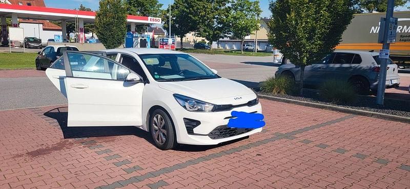 Weiß Gebraucht 2023 Kia Rio Vision Limousine | 11.500 € (Superpreis) - Bild 1/4