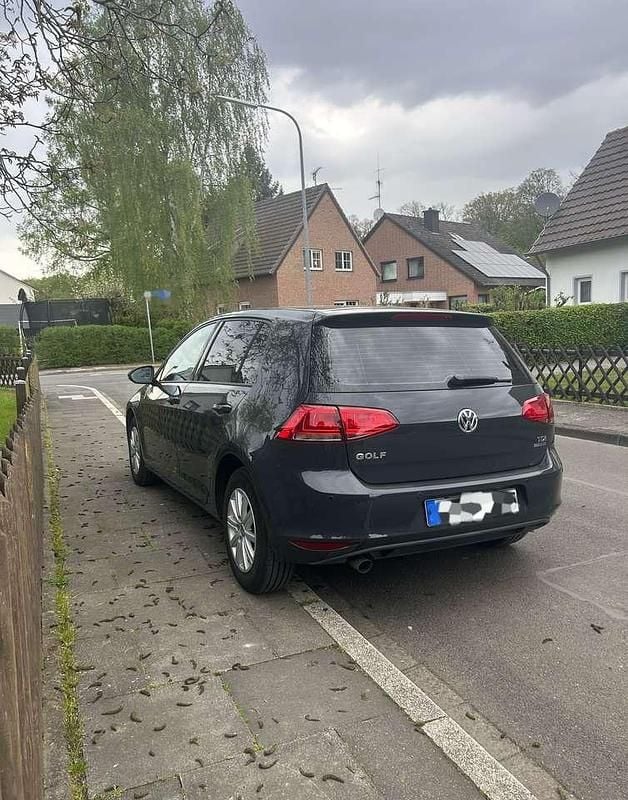 Usado VW Golf VII Trendline 105 HP (77 kW) 2014 Cinzento Sedan