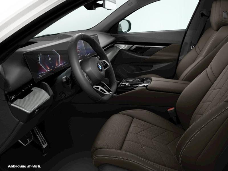 Mineralweiß metallic Gebraucht 2024 BMW 540 Comfort Edition Kombi | 72.844 € - Bild 1/1