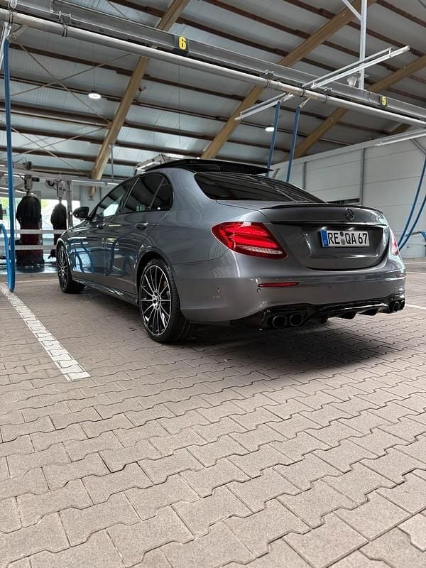 Grau Gebraucht 2016 Mercedes E220 AMG line Limousine | 31.500 € - Bild 1/4