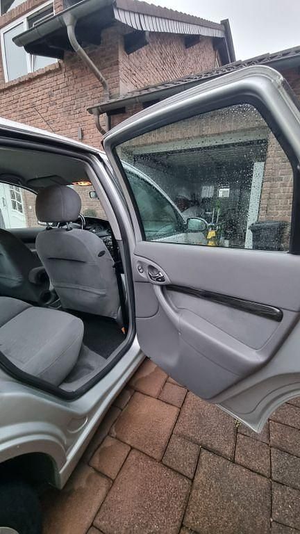 Gebraucht Ford Focus Ghia 116 PS (85 kW) 2000 Silber Limousine