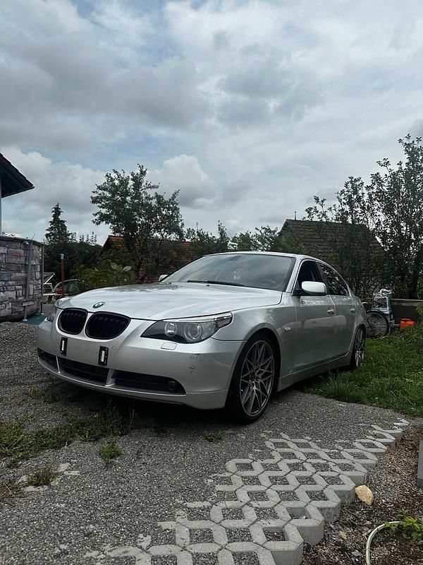 Silber Gebraucht 2003 BMW 520 Limousine | 2.200 € (Superpreis) - Bild 1/4