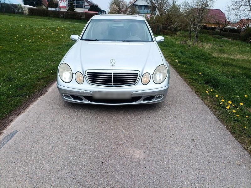 Gebraucht Mercedes E220 150 PS (110 kW) 2002 Silber Limousine