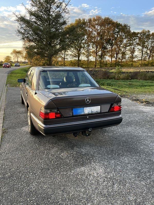 Gebraucht Mercedes 200 75 PS (55 kW) 1993 Andere farben Limousine