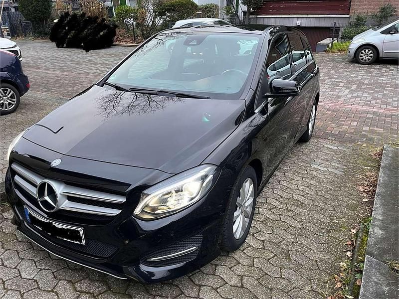 Schwarz Gebraucht 2017 Mercedes B180 Van / Kleinbus | 11.990 € (Guter Preis) - Bild 1/4