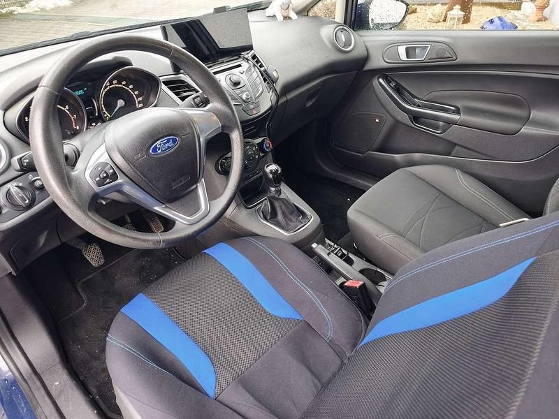 Gebraucht Ford Fiesta Trend 80 PS (58 kW) 2013 Blau Kleinwagen