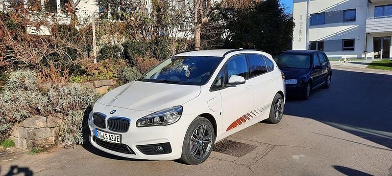 Weiß Gebraucht 2016 BMW 225 Active Tourer iPerformance Van / Kleinbus | 12.490 € (Superpreis) - Bild 1/1