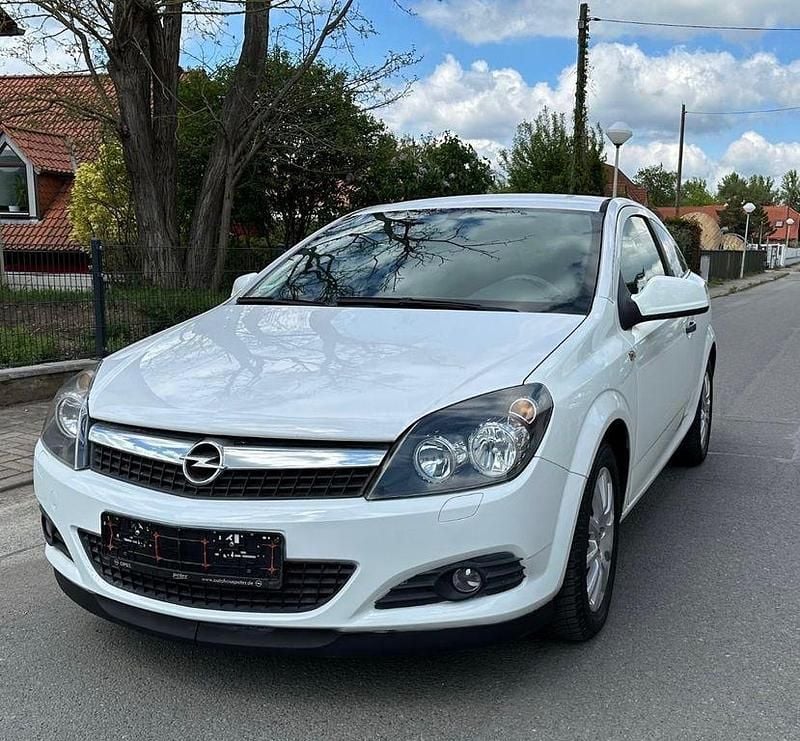 Weiß Gebraucht 2010 Opel Astra GTC Edition Limousine | 2.750 € (Guter Preis) - Bild 1/4