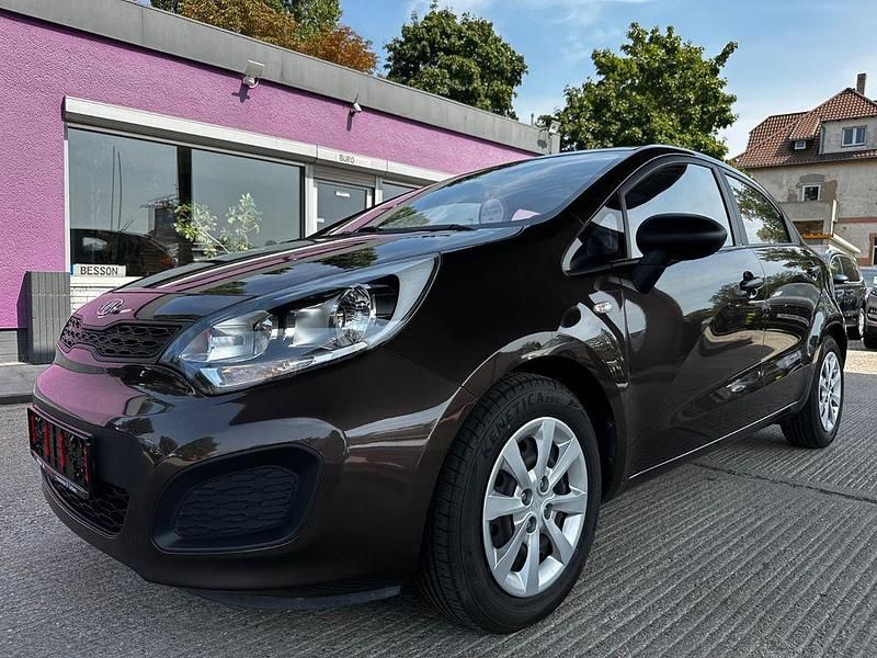 Braun Gebraucht 2012 Kia Rio Attract Limousine | 6.990 € (Teuer) - Bild 1/4