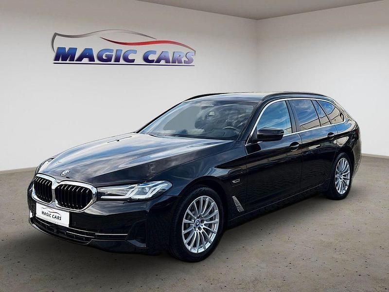 Black sapphire metallic Gebraucht 2022 BMW 520 Sport Line Kombi | 31.900 € - Bild 1/4