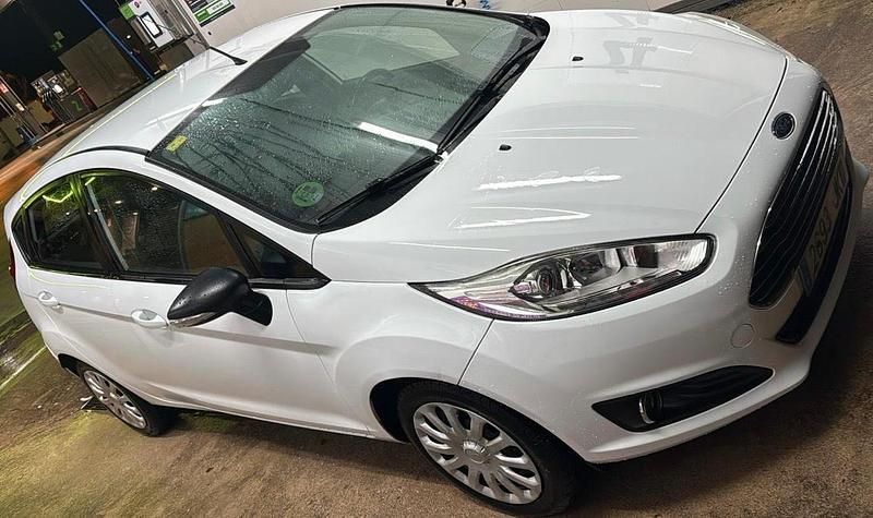 Weiß Gebraucht 2015 Ford Fiesta Limousine | 6.800 € (Guter Preis) - Bild 1/4