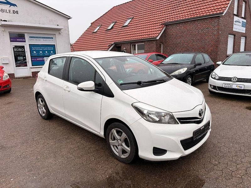 Gebraucht Toyota Yaris Life 99 PS (72 kW) 2012 Weiß Kleinwagen