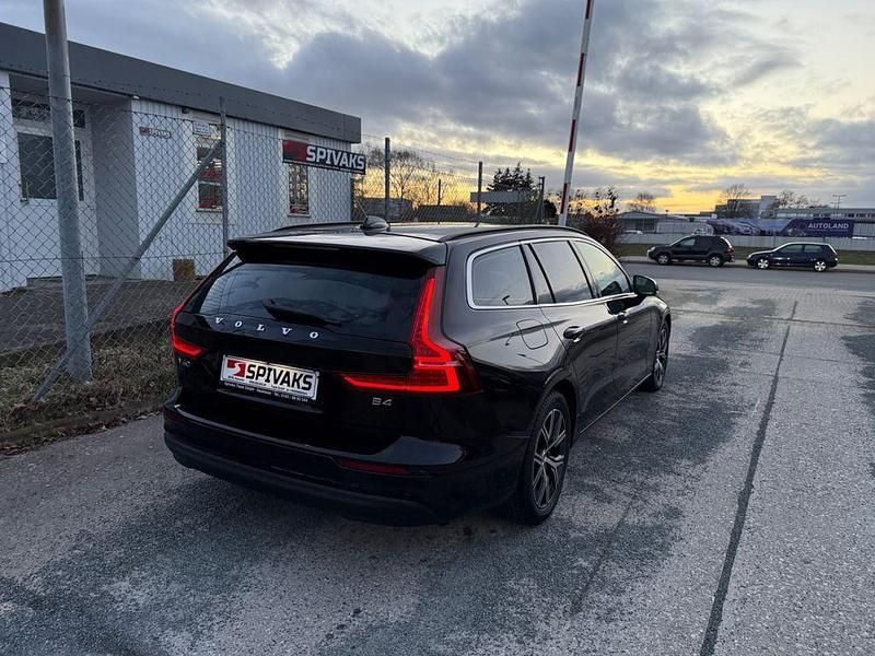 Gebraucht Volvo V60 Core 197 PS (144 kW) 2023 Schwarz Kombi