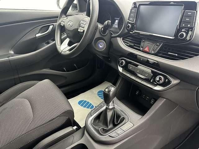 Gebraucht Hyundai i30 Pure 101 PS (74 kW) 2017 Rot metallic