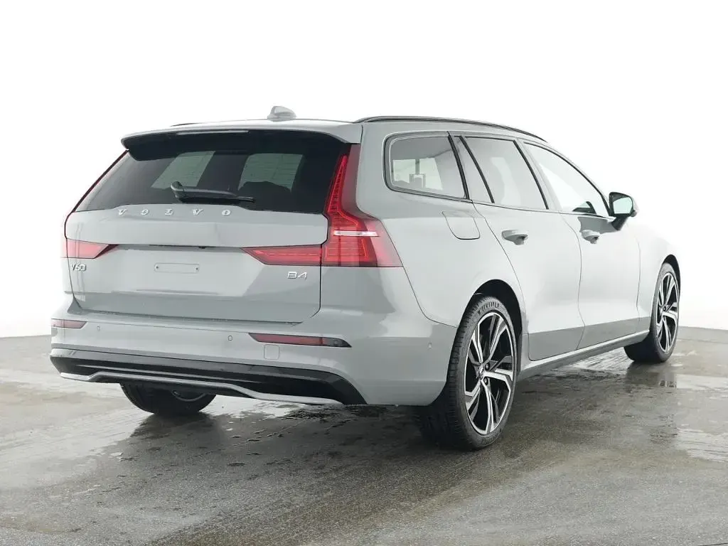 Gebraucht Volvo V60 Plus 197 PS (144 kW) 2026 Grau Kombi