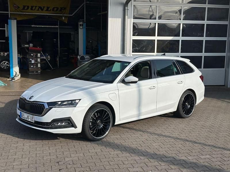 Weiß Gebraucht 2021 Skoda Octavia First Edition Kombi | 22.900 € (Etwas zu teuer) - Bild 1/1